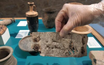 LA PLACA DE PLOM AMB INCRIPCIÓ EN IBER EXPOSADA A L’ALFOLÍ FORMARÀ PART D’UNA GRAN EXPOSICIÓ SOBRE EL MÓN IBER