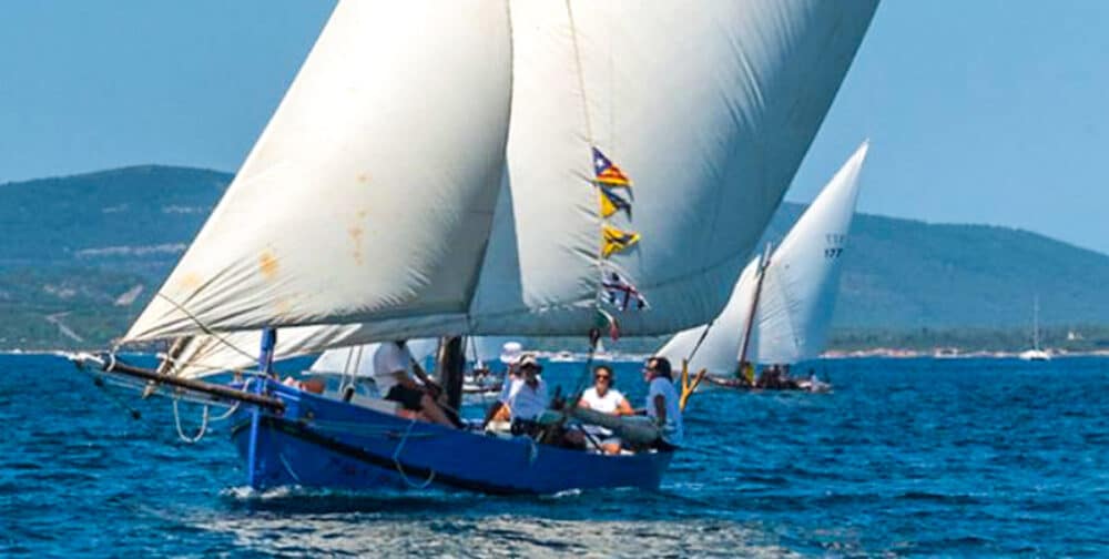 El Museu de l’Anxova i de la Sal col·labora amb el Club Nàutic de l’Escala en la trobada de vela llatina per conmemorar els 100 anys del sardinal “Sa Rata”