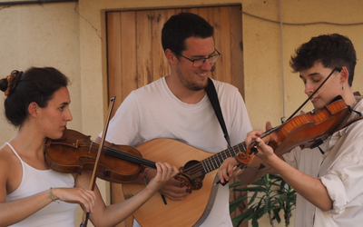 El trio “Lar” proposa per aquest dissabte 20 de juny un concert de folk i de música de l’arc atlàntic en el marc del “D’Arrel i amb Salero. Cicle de Cançó Popular” a l’Escala