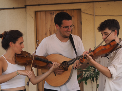 El trio “Lar” proposa per aquest dissabte 20 de juny un concert de folk i de música de l’arc atlàntic en el marc del “D’Arrel i amb Salero. Cicle de Cançó Popular” a l’Escala